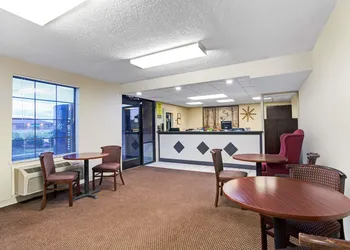 Super 8 by Wyndham Clarksville East hotel thumbnail 2
