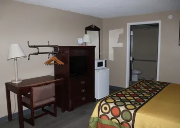 Super 8 by Wyndham Clarksville East hotel thumbnail 3