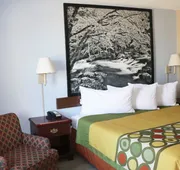 Super 8 by Wyndham Clarksville East hotel detail image 4