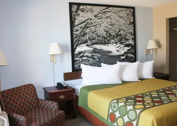 Super 8 by Wyndham Clarksville East hotel thumbnail 4