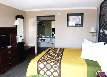 Super 8 by Wyndham Clarksville East hotel thumbnail 5