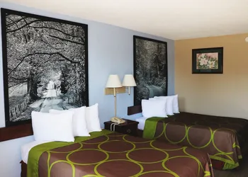 Super 8 by Wyndham Clarksville East hotel thumbnail 7