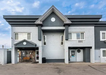 Travelodge by Wyndham Calgary South hotel thumbnail 2