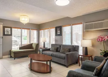 Travelodge by Wyndham Calgary South hotel thumbnail 4