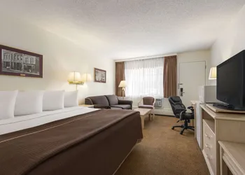 Travelodge by Wyndham Calgary South hotel thumbnail 6