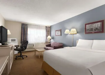 Travelodge by Wyndham Calgary South hotel thumbnail 7