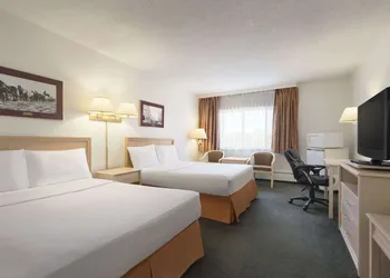 Travelodge by Wyndham Calgary South hotel thumbnail 8