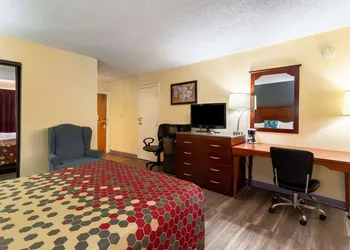 Econo Lodge Gallup West hotel thumbnail 6