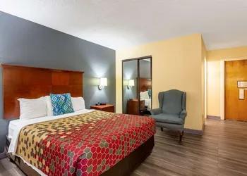 Econo Lodge Gallup West hotel thumbnail 7