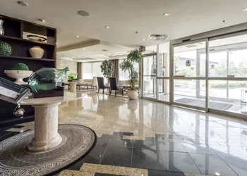 Monte Carlo Inn Airport Suites hotel thumbnail 2