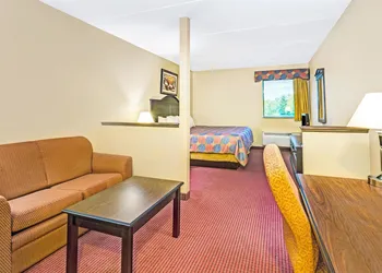 Days Inn & Suites by Wyndham Jeffersonville IN hotel thumbnail 4