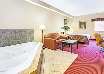 Days Inn & Suites by Wyndham Jeffersonville IN hotel thumbnail 5