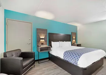 Clarion Inn Des Moines Airport hotel thumbnail 7