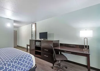 Clarion Inn Des Moines Airport hotel thumbnail 8