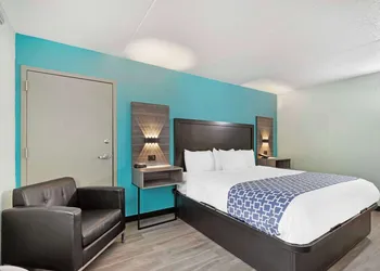 Clarion Inn Des Moines Airport hotel thumbnail 7