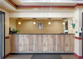 Quality Suites hotel thumbnail 2