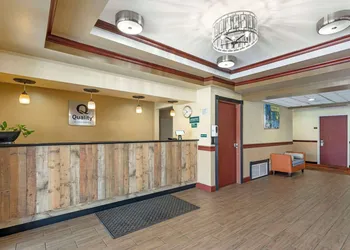 Quality Suites hotel thumbnail 3