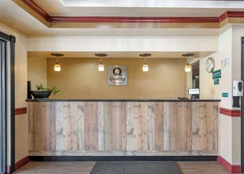 Quality Suites hotel thumbnail 2