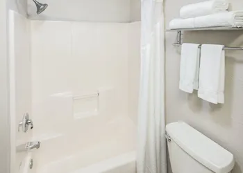 Holiday Inn Express Cleveland Airport - Brookpark by IHG hotel thumbnail 6