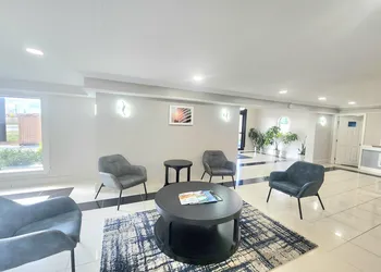 Days Inn by Wyndham Houston hotel thumbnail 2