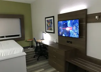 Holiday Inn Express Naples South I-75 by IHG hotel thumbnail 5