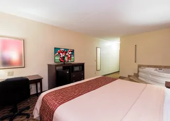 Red Roof Inn & Suites Cincinnati North - Mason hotel thumbnail 4