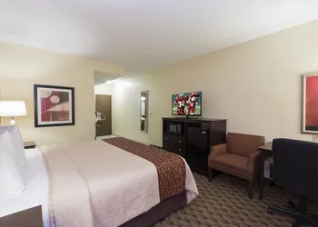 Red Roof Inn & Suites Cincinnati North - Mason hotel thumbnail 5