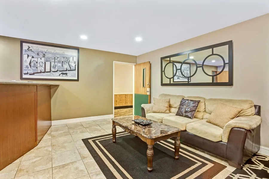 Super 8 by Wyndham Louisville Airport hotel detail image 2