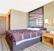 Super 8 by Wyndham Louisville Airport hotel detail image 5