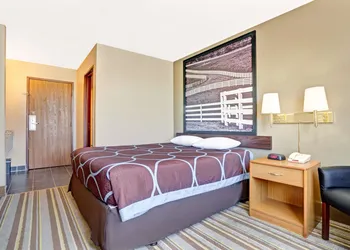 Super 8 by Wyndham Louisville Airport hotel thumbnail 5