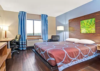 Super 8 by Wyndham Louisville Airport hotel thumbnail 7