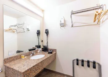 Days Inn by Wyndham Oklahoma City/Moore hotel thumbnail 2