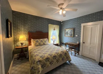 Echo Lake Inn hotel thumbnail 5