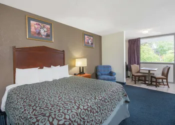 Days Inn by Wyndham Arlington Pentagon hotel thumbnail 3