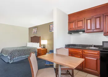 Days Inn by Wyndham Arlington Pentagon hotel thumbnail 4