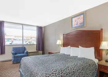 Days Inn by Wyndham Arlington Pentagon hotel thumbnail 6