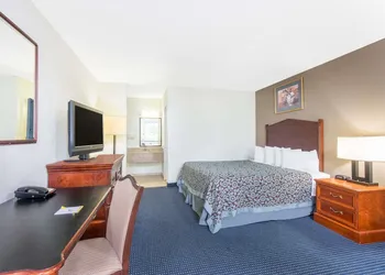 Days Inn by Wyndham Arlington Pentagon hotel thumbnail 8
