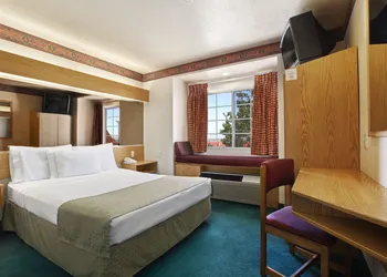 Microtel Inn & Suites by Wyndham Albuquerque West hotel thumbnail 4
