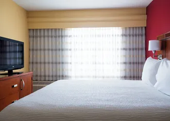 Courtyard by Marriott Indianapolis Airport hotel thumbnail 8