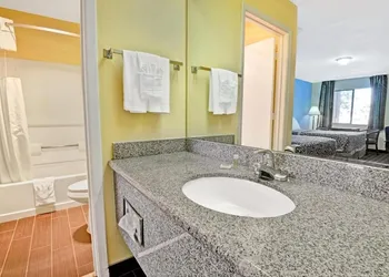 Days Inn & Suites by Wyndham Albuquerque West hotel thumbnail 3