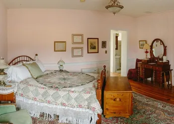Cave Hill Farm Bed & Breakfast hotel thumbnail 8
