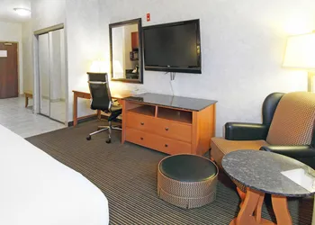 Holiday Inn Express Hotel & Suites Calgary S-Macleod Trail S by IHG hotel thumbnail 3