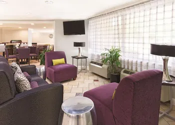 La Quinta Inn & Suites by Wyndham Miami Airport East hotel thumbnail 5