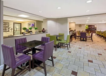 La Quinta Inn & Suites by Wyndham Miami Airport East hotel thumbnail 6