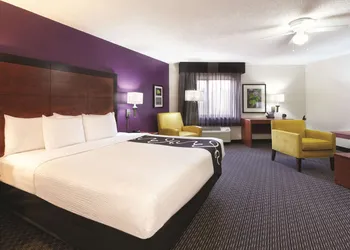 La Quinta Inn & Suites by Wyndham Miami Airport East hotel thumbnail 8
