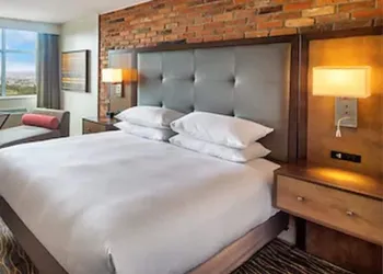 DoubleTree by Hilton Toronto Airport hotel thumbnail 6
