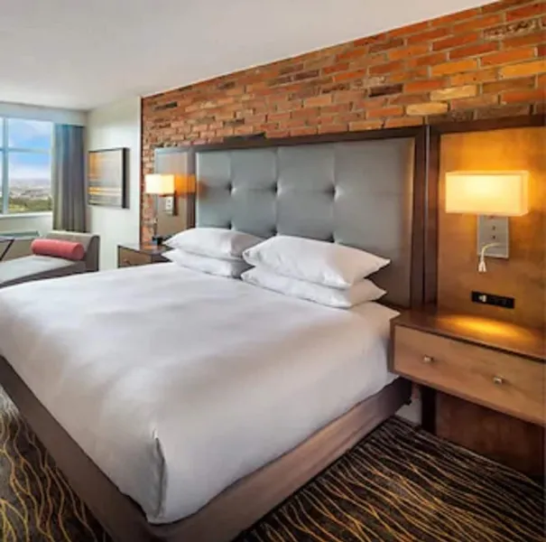 DoubleTree by Hilton Toronto Airport hotel detail image 6