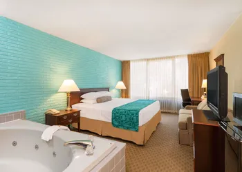 Howard Johnson by Wyndham Williamsburg hotel thumbnail 4