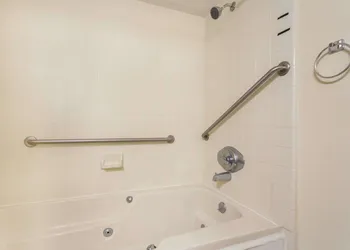 Howard Johnson by Wyndham Williamsburg hotel thumbnail 7