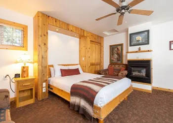 Red Wolf Lakeside Lodge hotel thumbnail 2